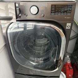 LG With Thin Q Technolgy Washer and Dryer Set With Pedestals