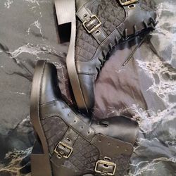 Women’s boots size 7