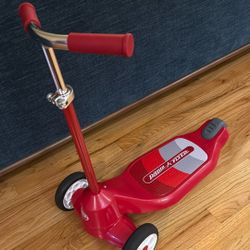 Radio Flyer Scooter (red) 