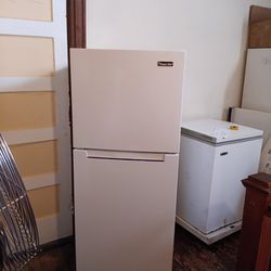 Magic Chef  Refrigerator White