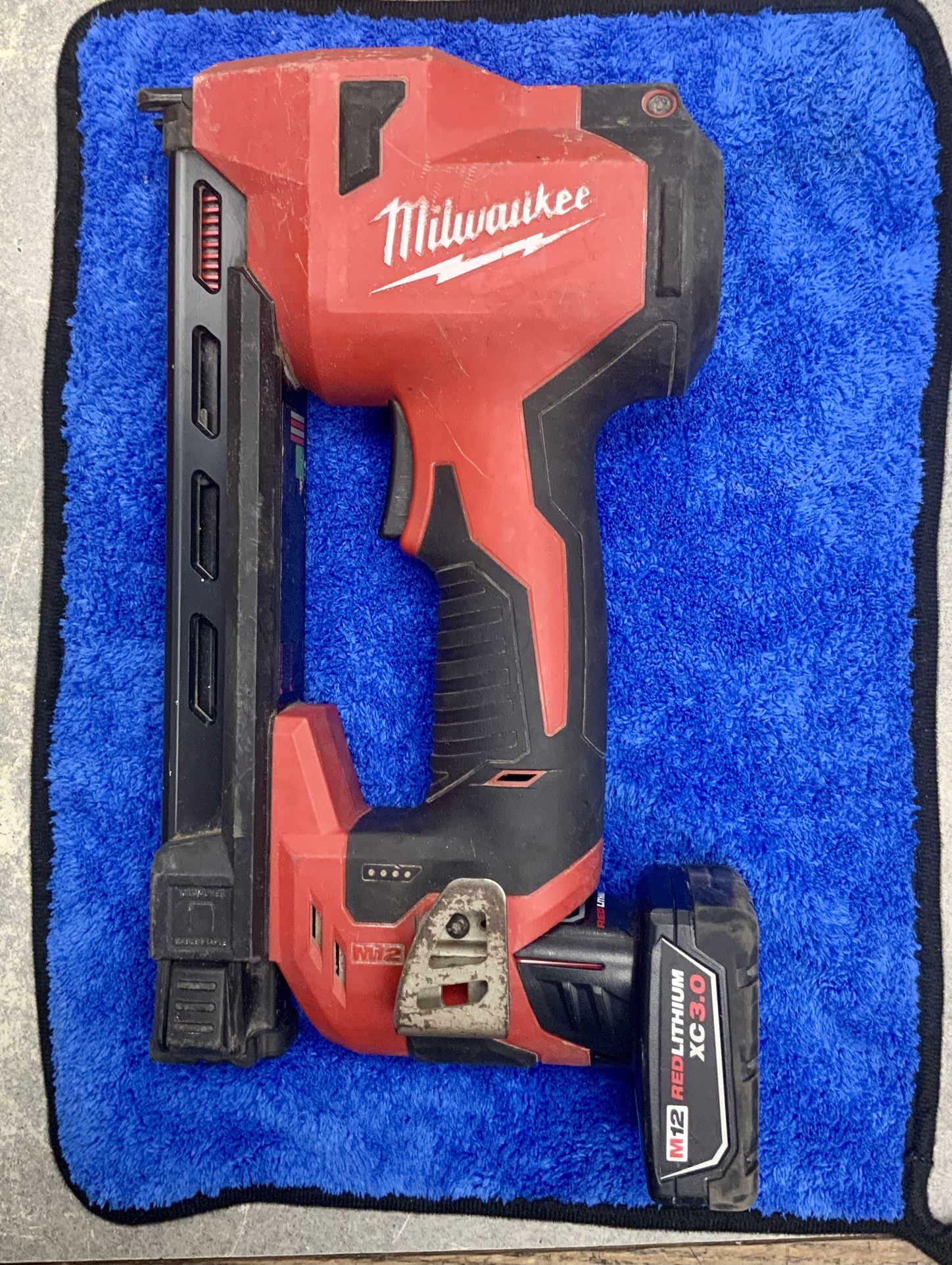 Milwaukee 2448-20 M12 12v Cordless Li-ion Brushed Cable Stapler Cordless XC3.0 3.0 Ah Battery Pack Rechargable LED Light Staple Professional Job Site