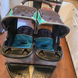 Navigator side double jogging stroller straps are missing