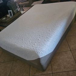 Queen Serta iComfort Mattress & Box Springs