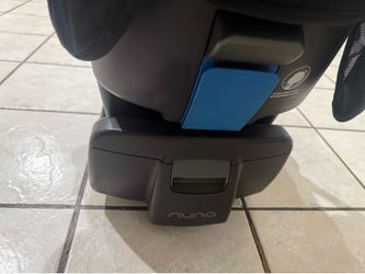 Nuna car seat with base good condition