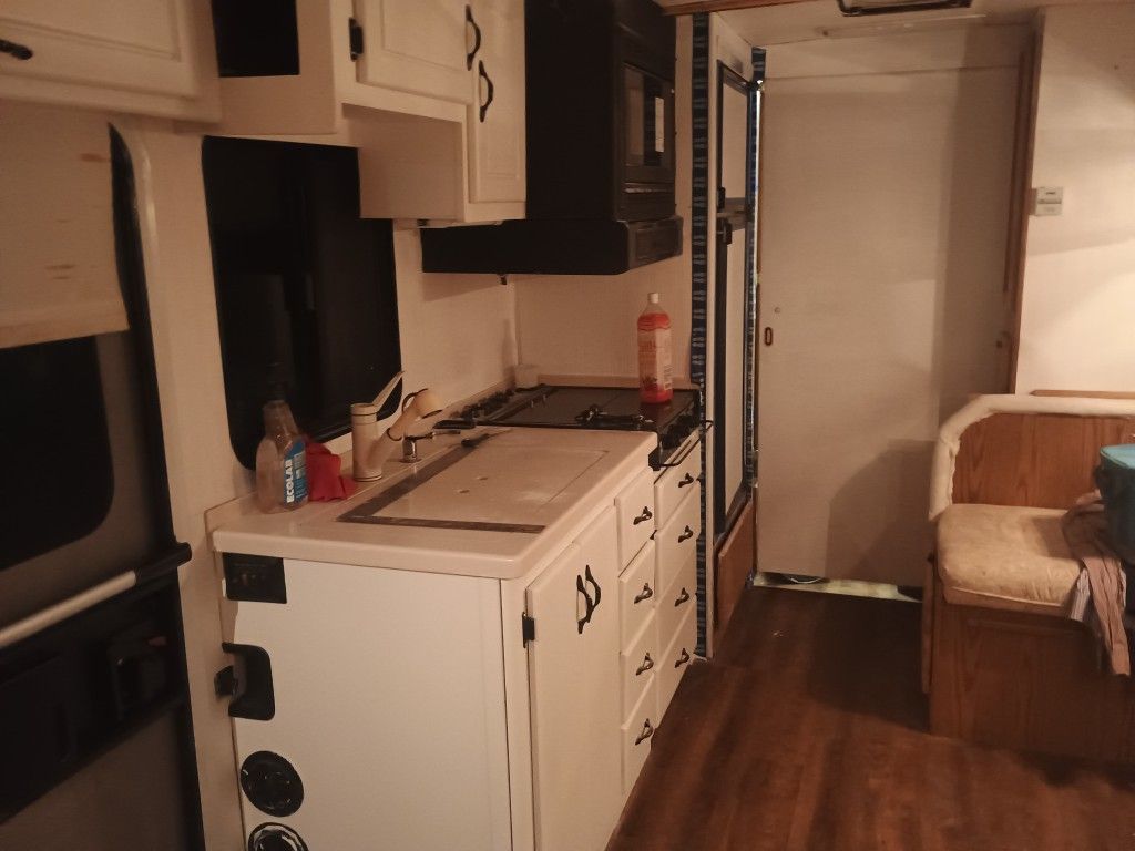 1996 Air Stream RV 454 Big Block Less Than 40,000 Original Miles Brand New Michelins All The Way Around Even The Spare Everything Works Good Shape Ver