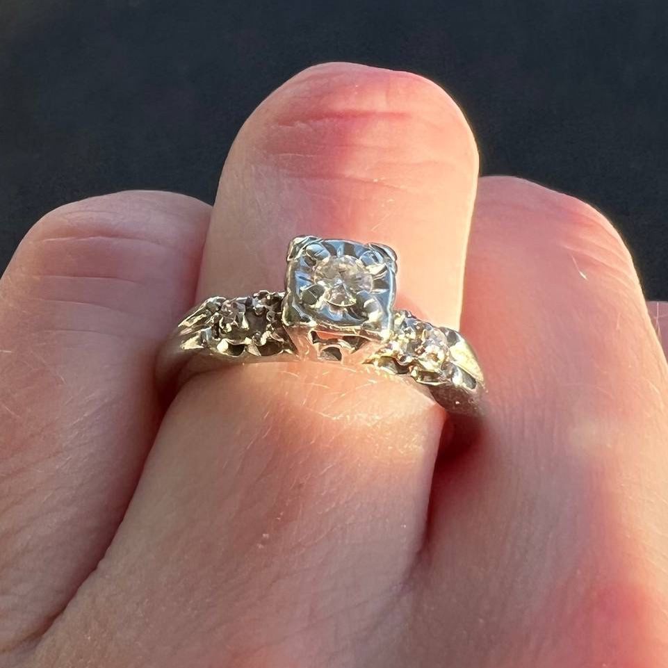14k white gold diamond lady’s ring