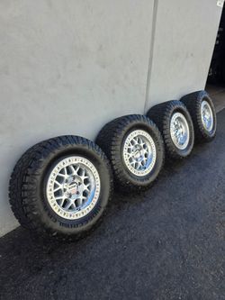 17" KMC GRS w/ 33" RT tires