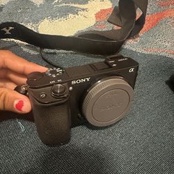 sony a6300 with lens and backpack