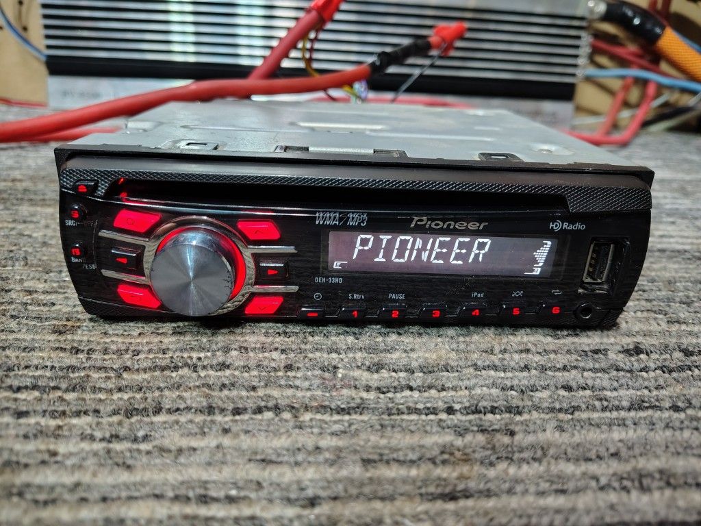 Pioneer DEH-33HD
CD receiver USB Auxiliary