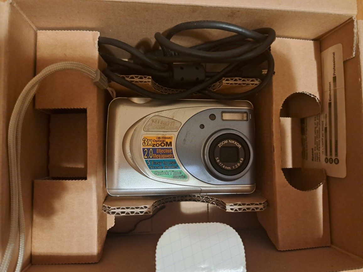 Nikon Coolpix 2000 Camera