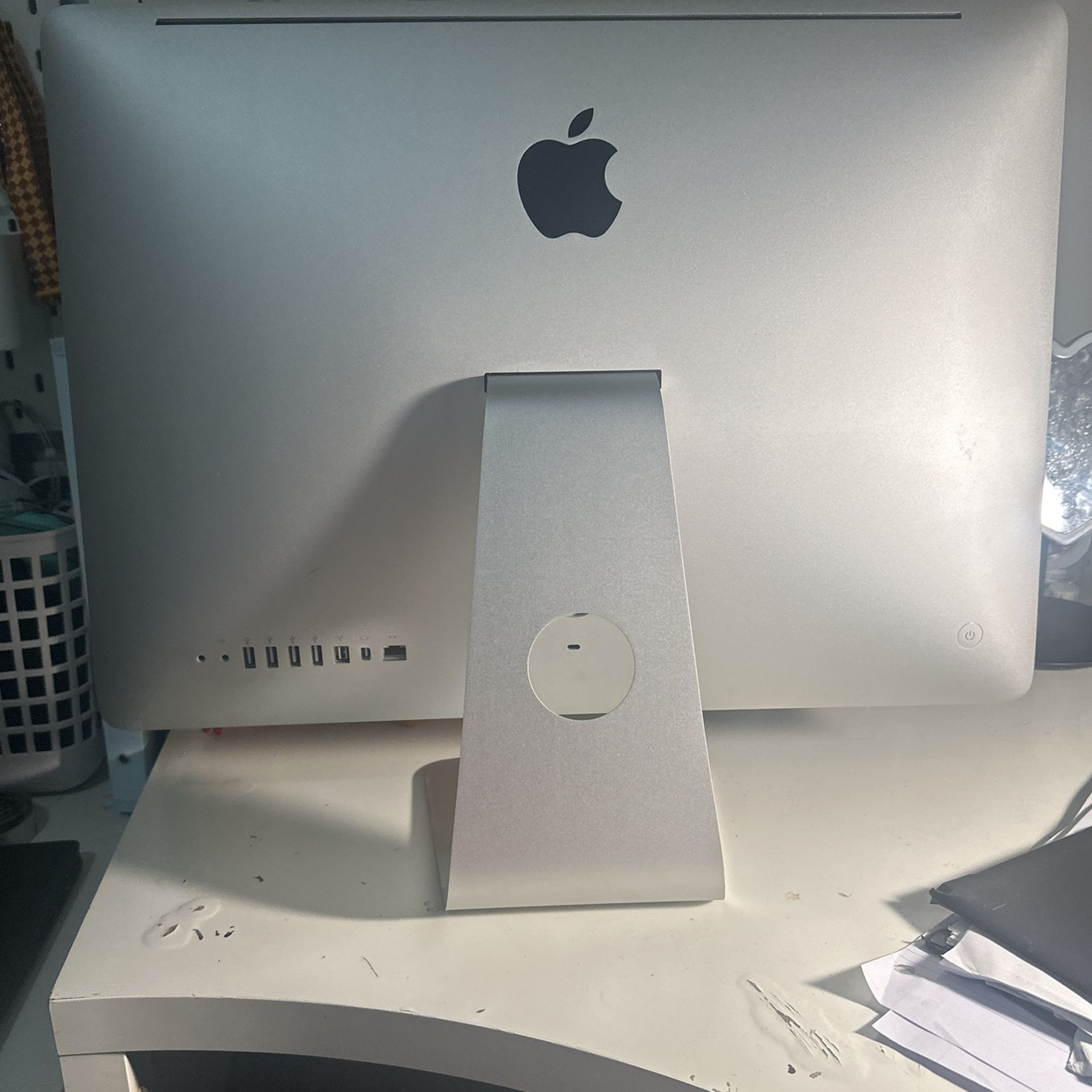 iMac 21.5 Inch, Late 2009, Light Grey,Apple Product