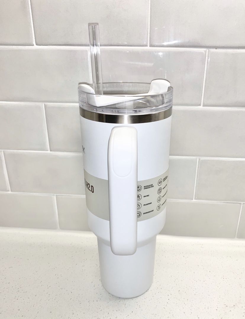 Stanley 40oz Stainless Steel H2.0 Flowstate Quencher Tumbler - White/  Electric Yellow for Sale in Ewa Beach, HI - OfferUp
