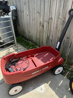 Radio Flyer Pathfinder Wagon, Red: • 2 wagons in 1!