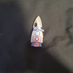 Small sharp easy to carry really easy to handle and good for fishing line