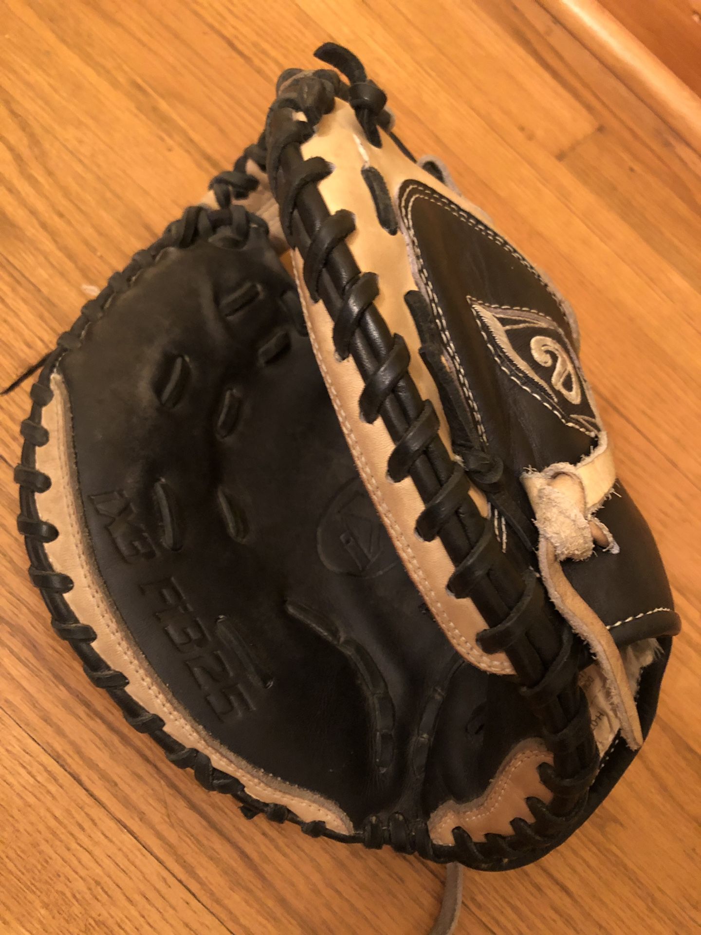 Girls fast pitch softball catcher’s glove LEFTY