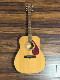 Yamaha F325 Acoustic Guitar – Good Condition