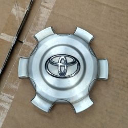 1 TOYOTA FJ CRUISER CENTER CAP. NOT SELLING THE WHEEL