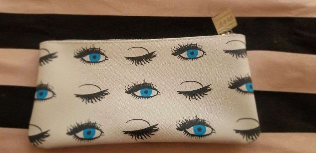 NEW Rodan + Fields

Rodan and Fields R+F Eye Wink Makeup Cosmetic Bag

