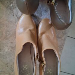 2 pares de zapatos, talla #6 , Usados Buenas Condiciones