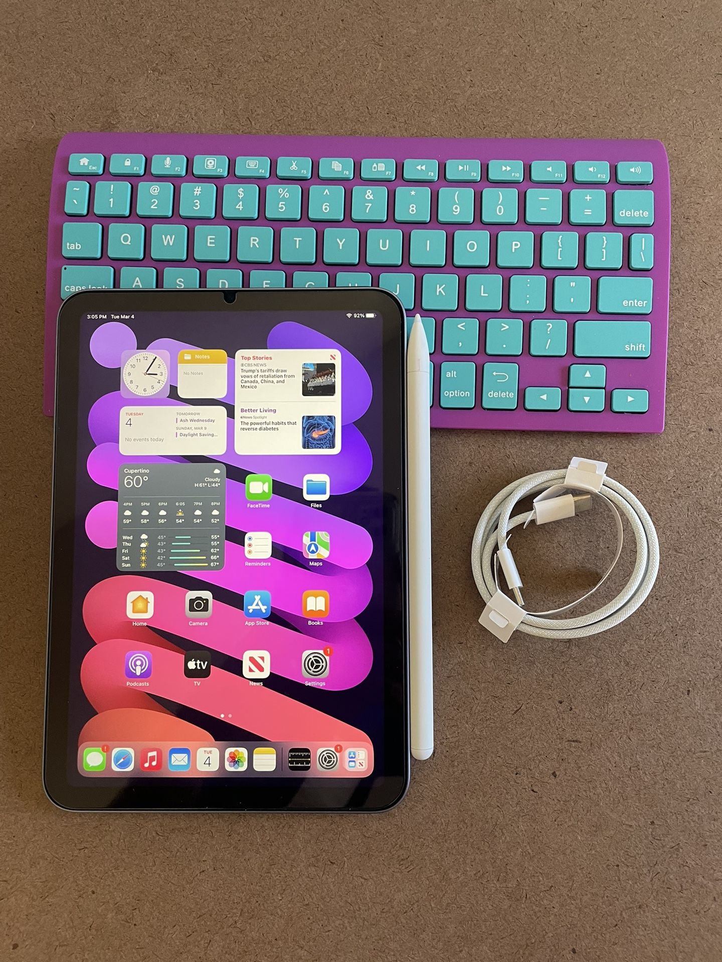 iPad Mini 6th Generation 64Gb pink Zagg Keyboard, Pen, Case, earphone and Charger