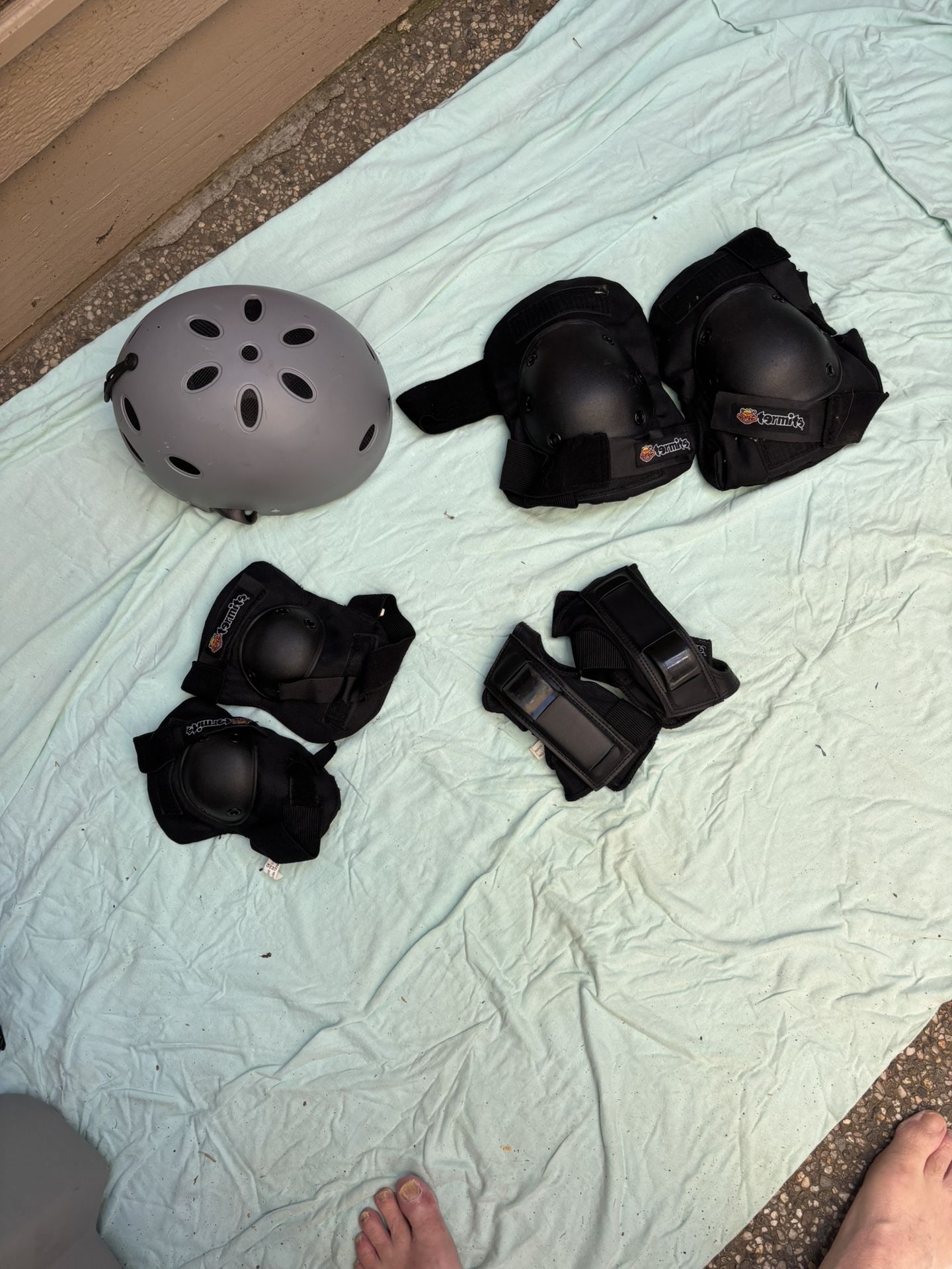 Skate Board Protection Pads And Helmet