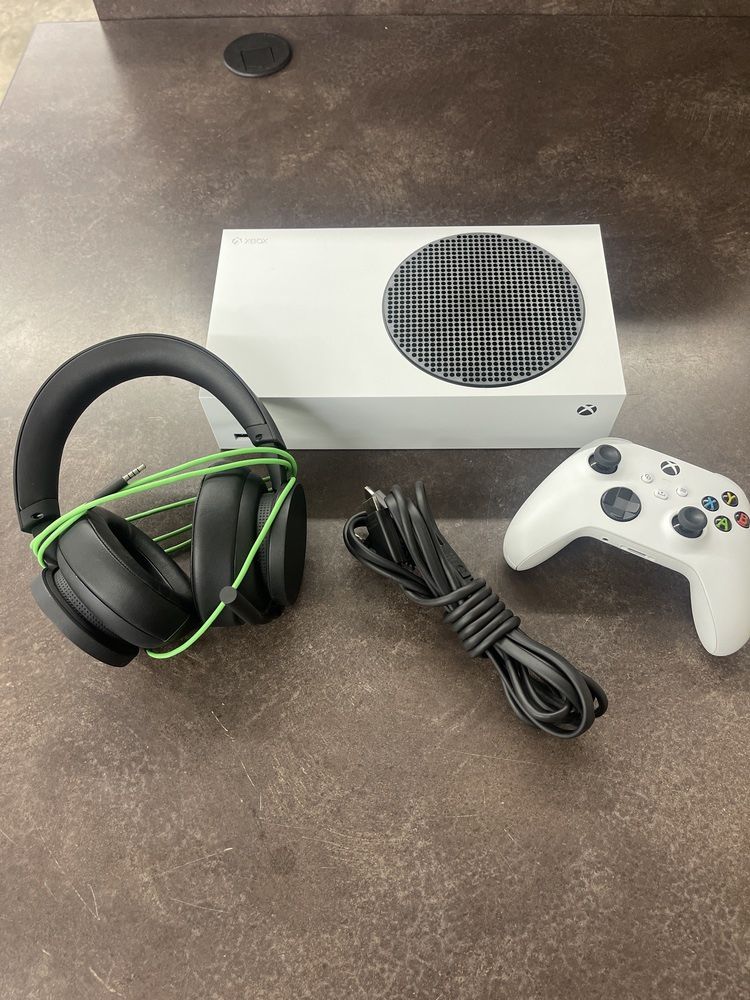 Microsoft Xbox Series S 1883 512 GB, Power Cords, Controller, Gaming Headset
