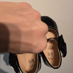 Baby Girl shoes 12-18 months 5$