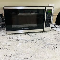 Like New BLACK DECKER Digital Microwave Oven $75 for Sale in