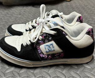 Stylish DC Shoes has black and white colors with pink and purple pattern. Women's size 7.