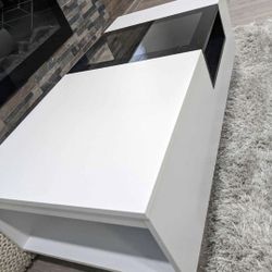 Coffee Table 2 Years Old  Pick Up Schaumburg 