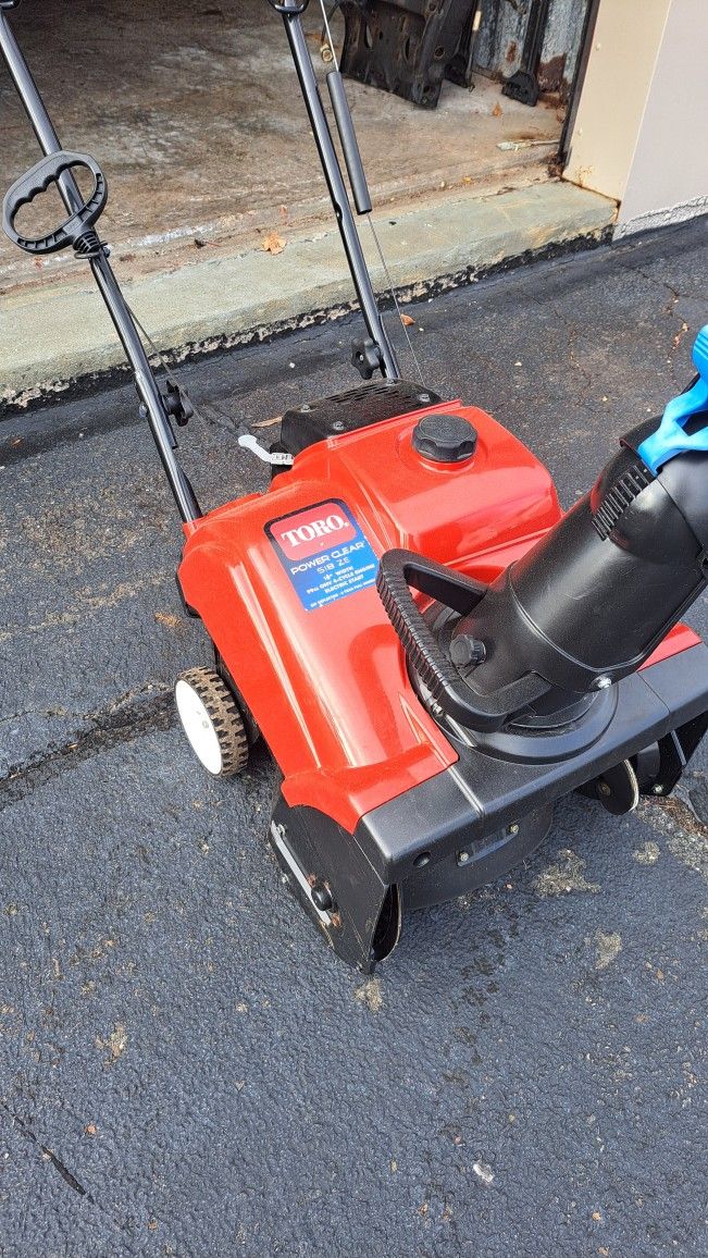 For Sale:Toro Power Clear 518 ZE 4-Stroke Snow Blower single-stage, Electric Start $450