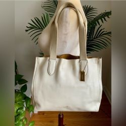 Coach Derby Chalk leather tote bag, F58660 is in preowned condition.
Exterior looks good but a rogue pen marked the interior of the bag. Please see pi