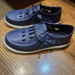 Kids rubber garden shoes size 2/3. Blue