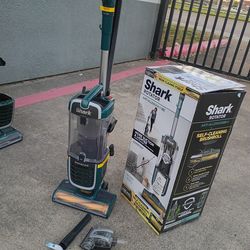 Shark Rotator Vacuum Cleaner - Self-Cleaning Brushroll ZU55