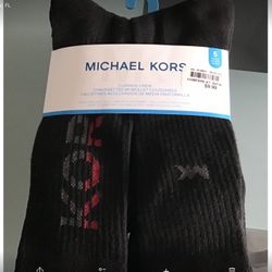 NEW~MEN’S~MICHAEL KORS~ Cushion Crew Socks~5 pairs of black~One size~NEW IN PACKAGE