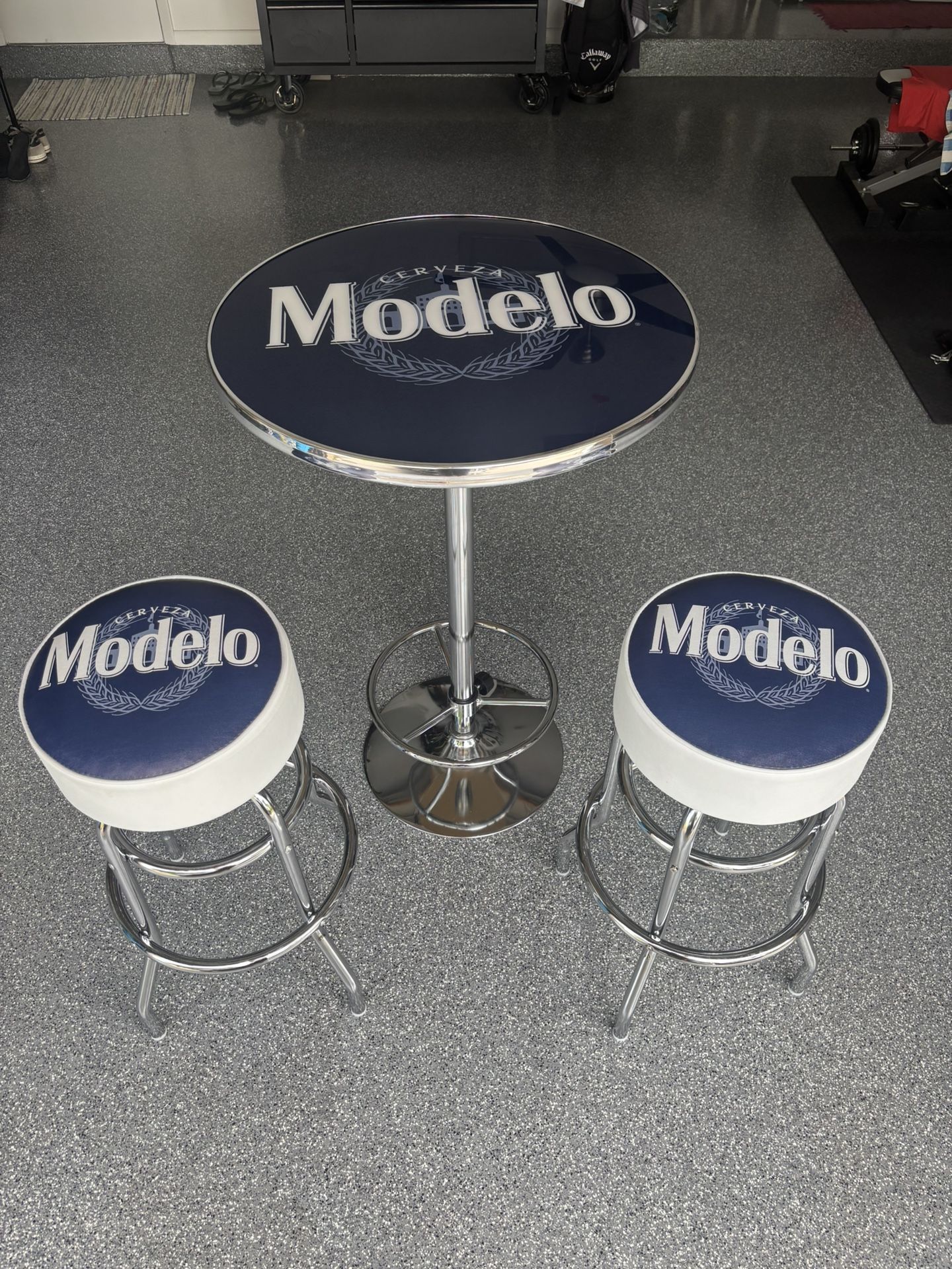 **Brand NEW**Modelo Table + Swivel Stools