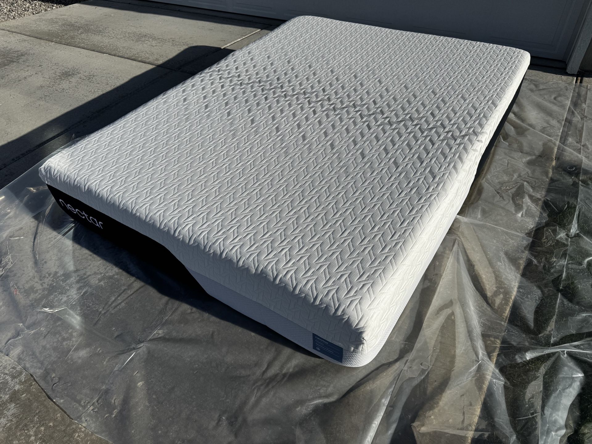 Nectar classic memory foam queen mattress, Like New, Perfect Condition
