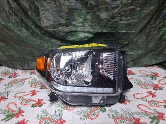 2018-20 Toyota Tundra Right Headlight 