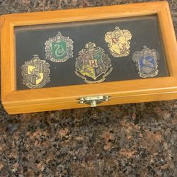 Harry Potter Hogwart 5 House Pins And Beautiful Display Case