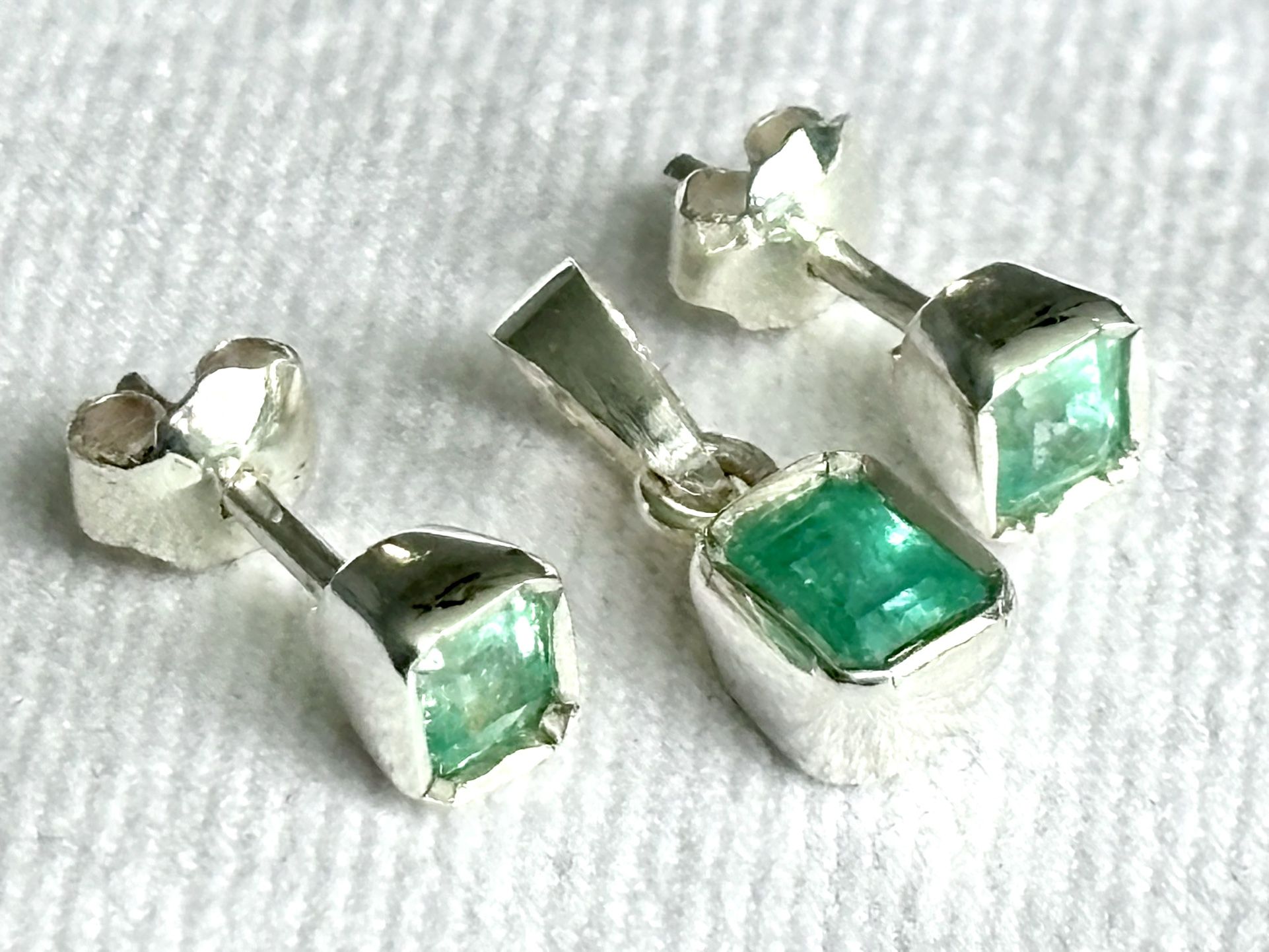 Colombian Emerald Pendant Necklace and Earrings Set, Sterling Silver, 2.1 carats, chain included