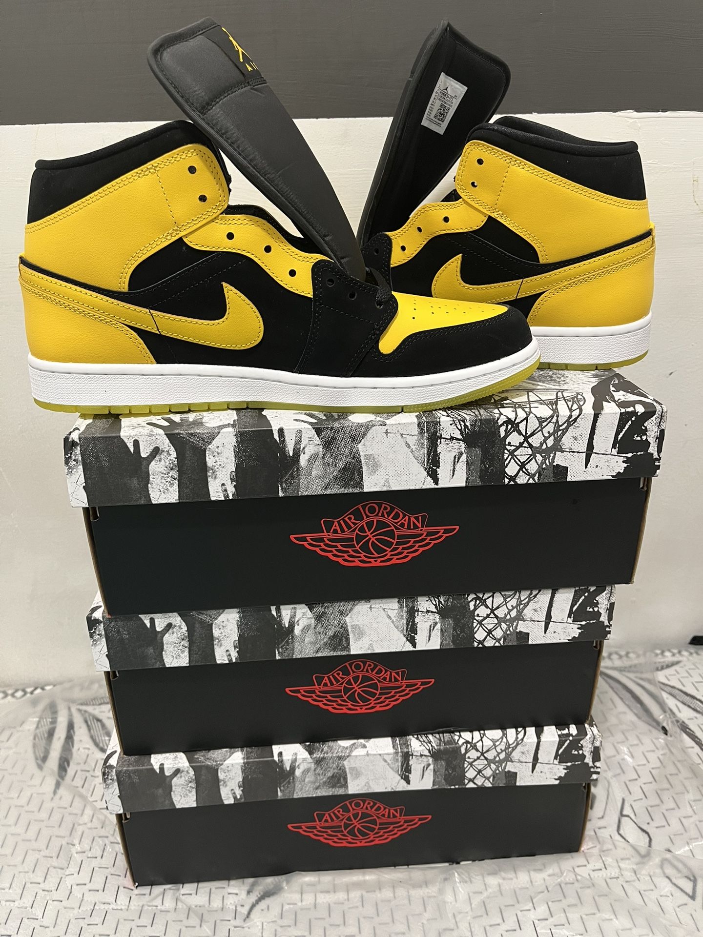 3 New Jordan 1s $150