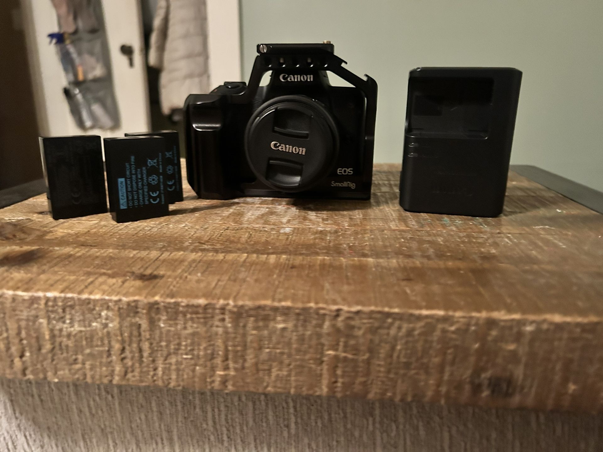 Cannon M50 Mark ii + 3 Batteries + Small Rig Cage + Kit Lens