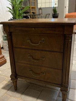 Henredon Side Table . Retails For $2500 + Selling CHEAP! EXCELLENT Condition!