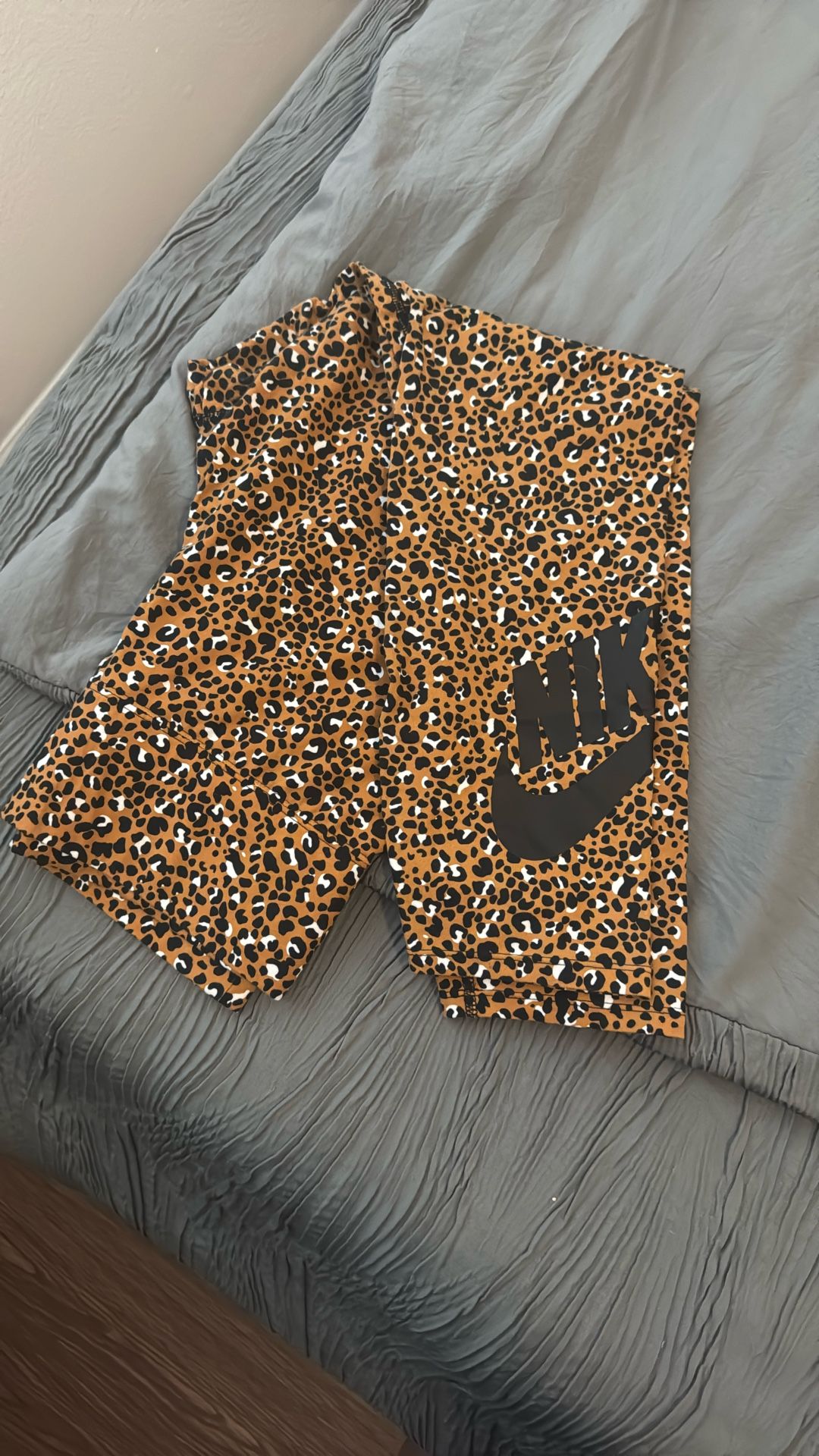 Nike Leggings Cheetah Stretchy Waist Band Size Large Mid rise