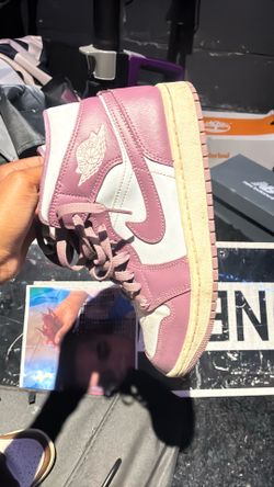 Jordan 1s purple and gray size 8