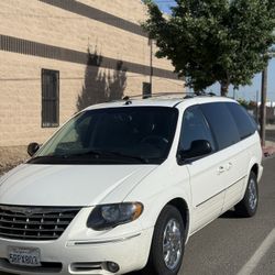 2005 Chrysler Town And Country 