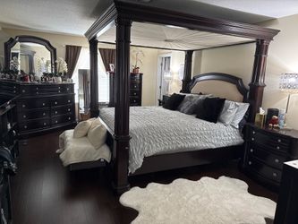 Luxury King Canopy Bedroom Set – 5-Piece