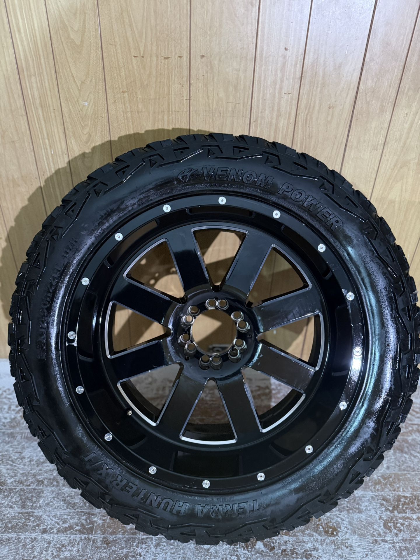 Set of four 6x135 universal 22-inch rims with 35x12.50R22LT