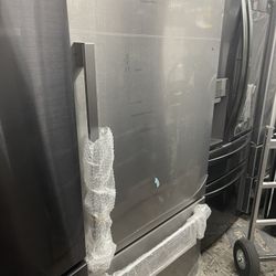 Hisense Bottom Freezer In Stainless Steel New Open Box Coubter Depth 
