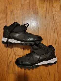Kids Cleats Size 5 Riddell